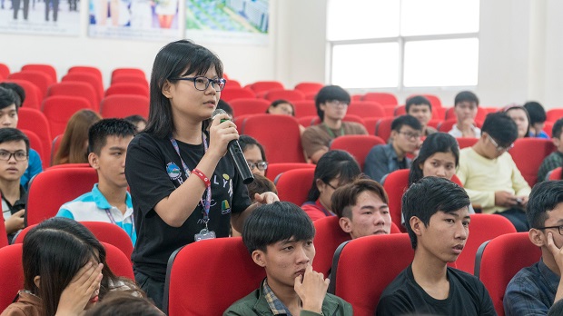 KTS Võ Trọng Nghĩa chia sẻ phương pháp sáng tạo thiết kế xanh với sinh viên HUTECH 68