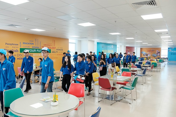 HUTECH welcome pupils from Dong Da high school (Da Lat City) to visit 22