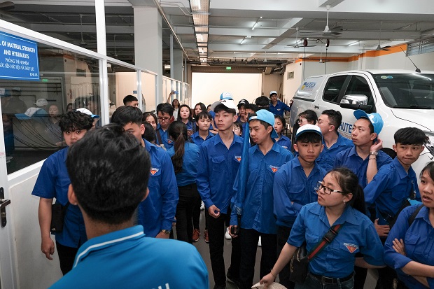 HUTECH welcome pupils from Dong Da high school (Da Lat City) to visit 25