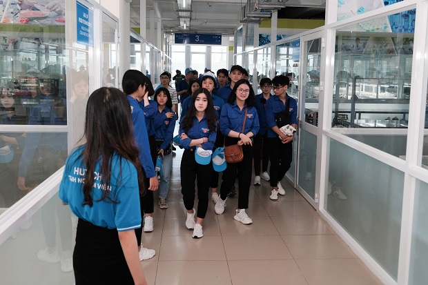 HUTECH welcome pupils from Dong Da high school (Da Lat City) to visit 45