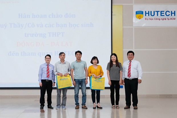 HUTECH welcome pupils from Dong Da high school (Da Lat City) to visit 70