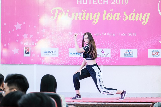 Loạt bất ngờ thú vị của TOP 40 Miss HUTECH tại phần thi “Tài năng tỏa sáng” 109