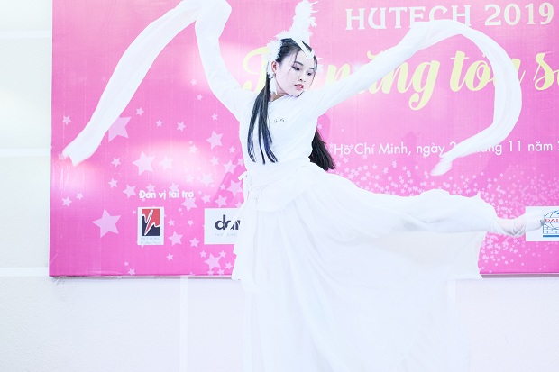 Loạt bất ngờ thú vị của TOP 40 Miss HUTECH tại phần thi “Tài năng tỏa sáng” 133