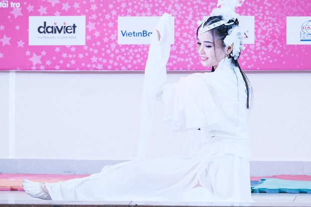 Loạt bất ngờ thú vị của TOP 40 Miss HUTECH tại phần thi “Tài năng tỏa sáng” 136