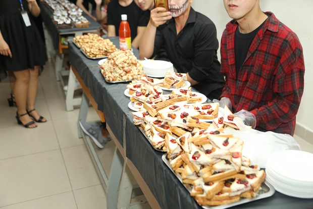 Sinh viên HUTECH báo cáo môn học bằng đêm hội Halloween 14