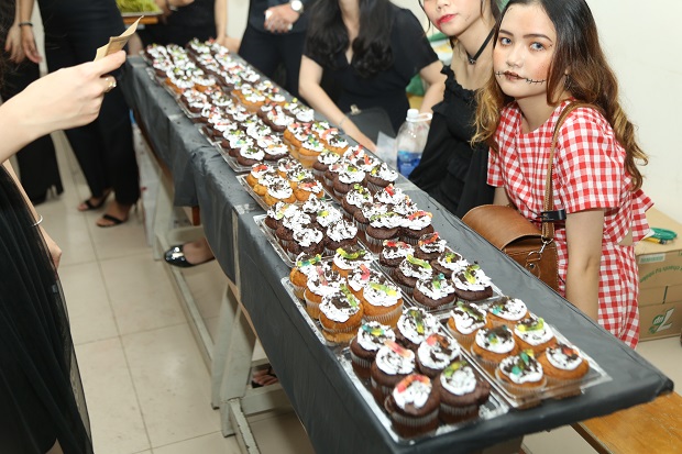 Sinh viên HUTECH báo cáo môn học bằng đêm hội Halloween 17