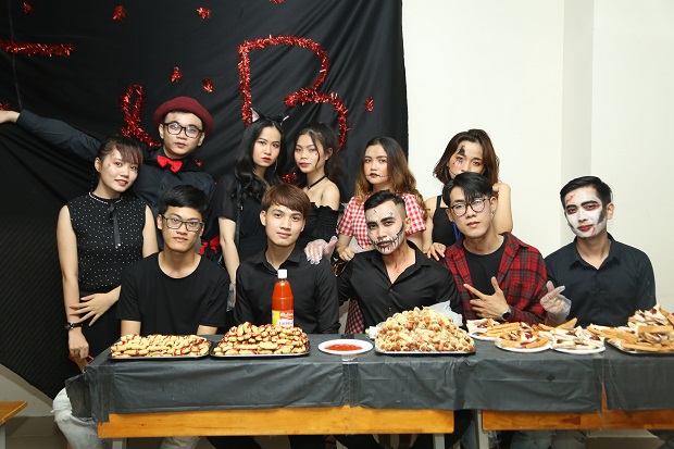 Sinh viên HUTECH báo cáo môn học bằng đêm hội Halloween 24