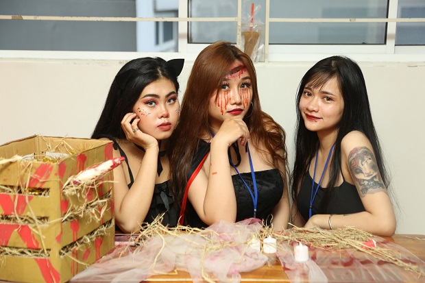 Sinh viên HUTECH báo cáo môn học bằng đêm hội Halloween 27