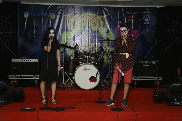 Sinh viên HUTECH báo cáo môn học bằng đêm hội Halloween 32