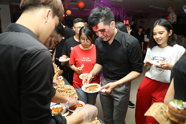 Sinh viên HUTECH báo cáo môn học bằng đêm hội Halloween 60