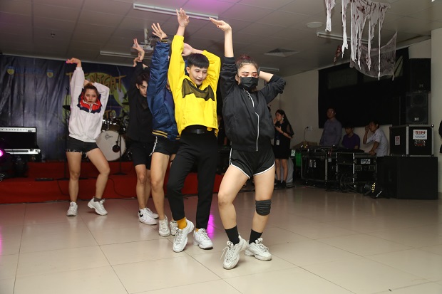 Sinh viên HUTECH báo cáo môn học bằng đêm hội Halloween 38