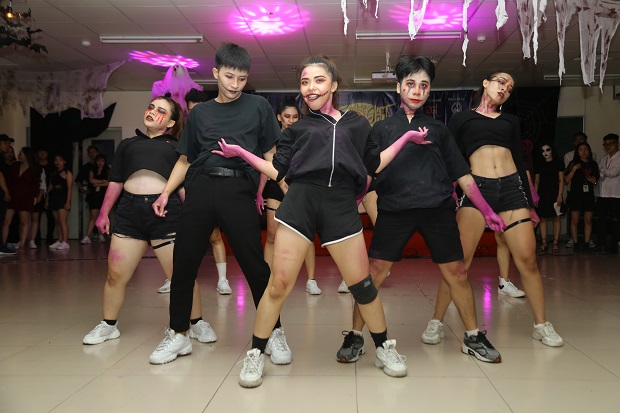 Sinh viên HUTECH báo cáo môn học bằng đêm hội Halloween 44