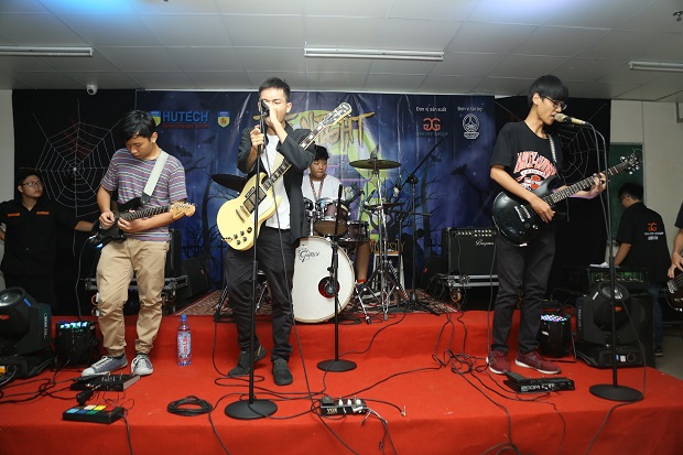 Sinh viên HUTECH báo cáo môn học bằng đêm hội Halloween 47