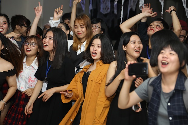 Sinh viên HUTECH báo cáo môn học bằng đêm hội Halloween 66