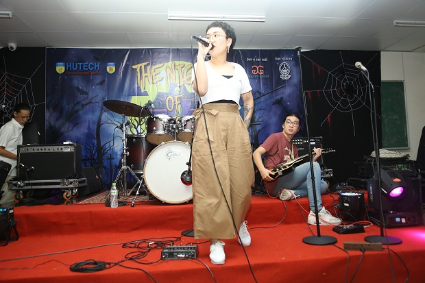 Sinh viên HUTECH báo cáo môn học bằng đêm hội Halloween 50