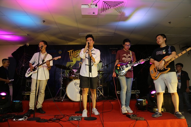 Sinh viên HUTECH báo cáo môn học bằng đêm hội Halloween 53