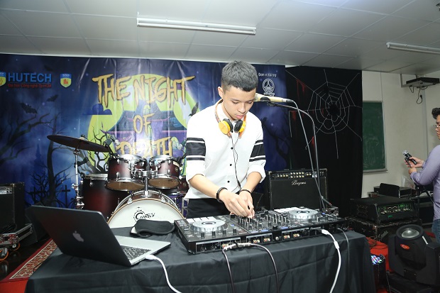 Sinh viên HUTECH báo cáo môn học bằng đêm hội Halloween 56