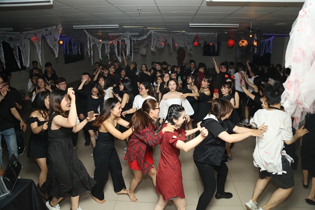 Sinh viên HUTECH báo cáo môn học bằng đêm hội Halloween 75