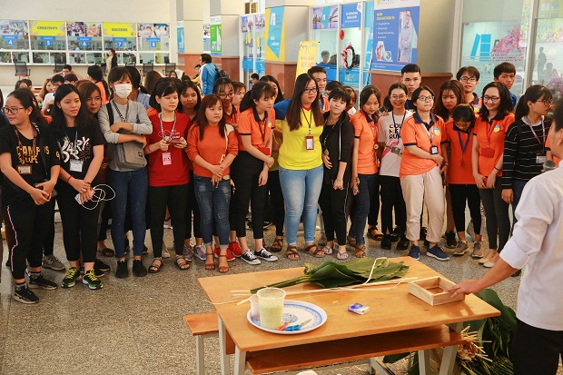Students at Faculty of Social Sciences and Humanities learn about traditions of TET 75