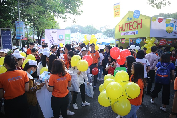 Sắc vàng HUTECH nổi bật trong Ngày hội tuyển sinh tại Đại học Bách Khoa 34