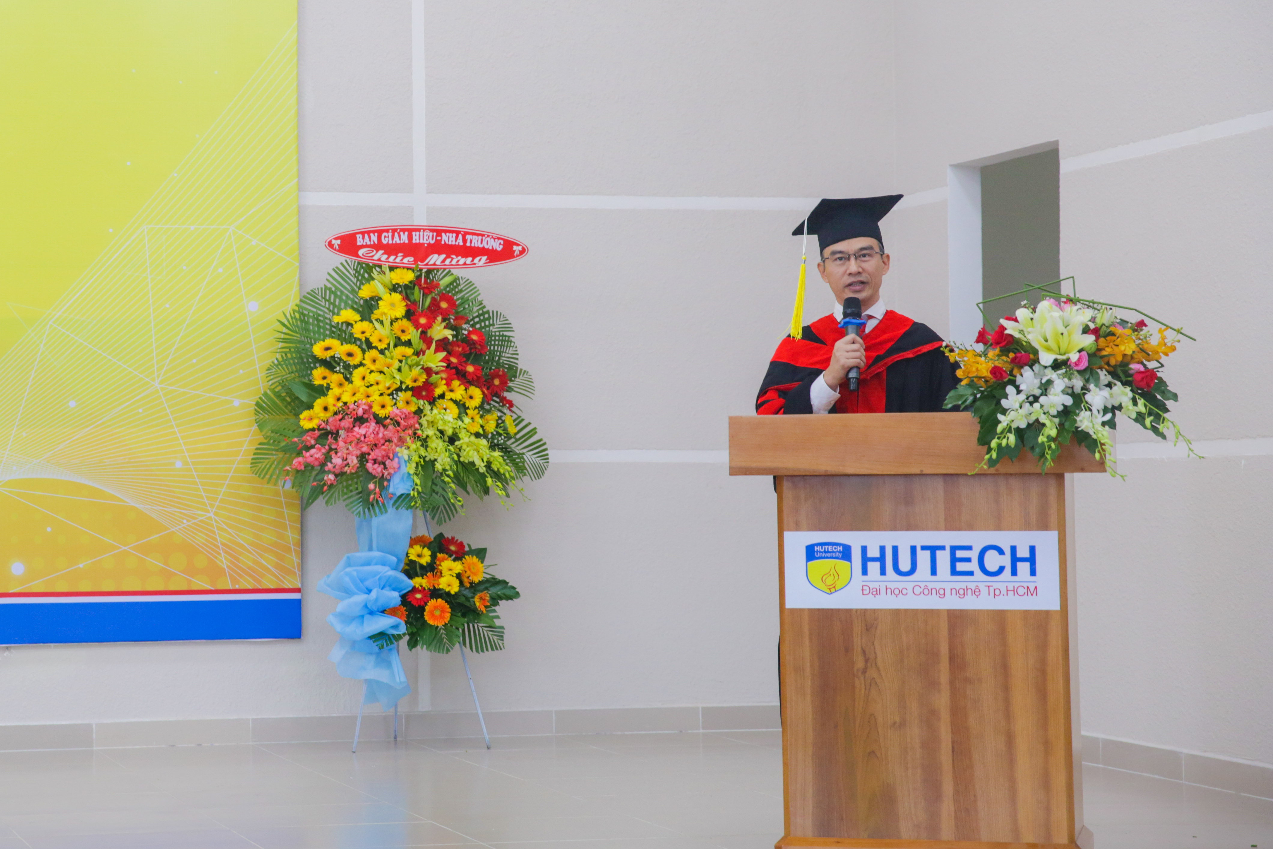 Trang trọng Lễ tốt nghiệp của 841 Tân cử nhân và Kỹ sư HUTECH 36