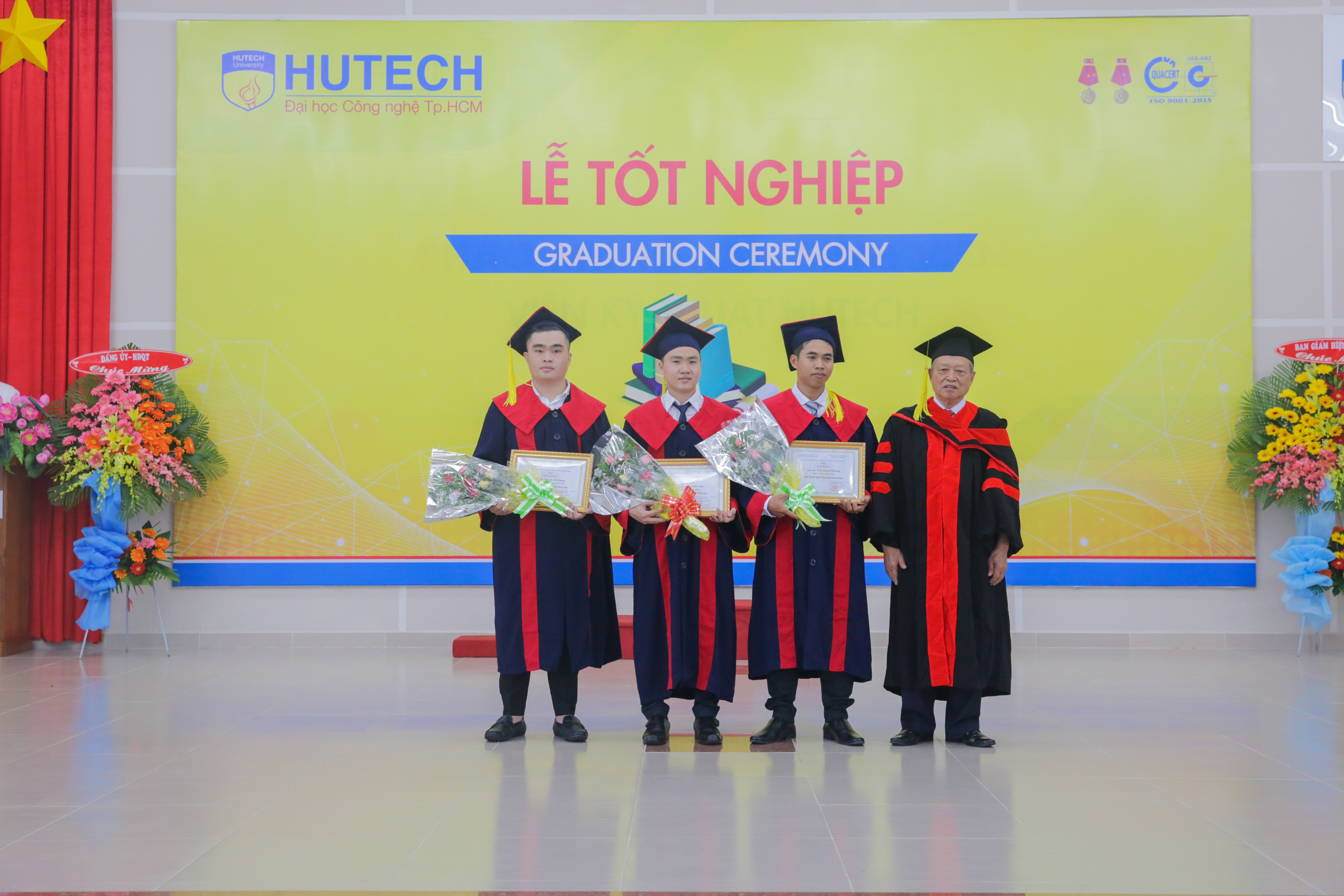 Trang trọng Lễ tốt nghiệp của 841 Tân cử nhân và Kỹ sư HUTECH 49
