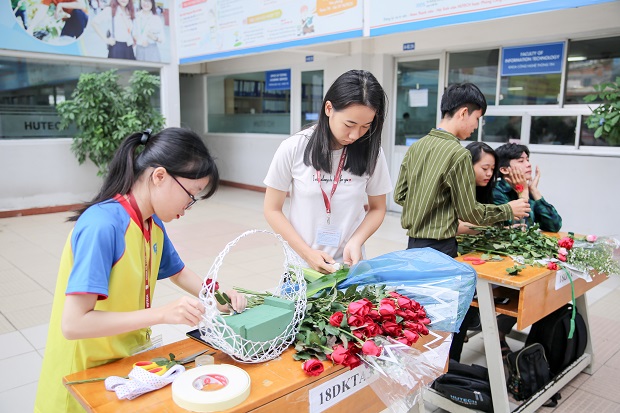 Students of the Faculty of Accounting, Finance, and Banking thank their teachers with beautiful flowers 66