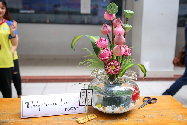 Sinh viên khoa Kế toán – Tài chính – Ngân hàng tri ân thầy cô bằng những lẵng hoa tuơi thắm 65