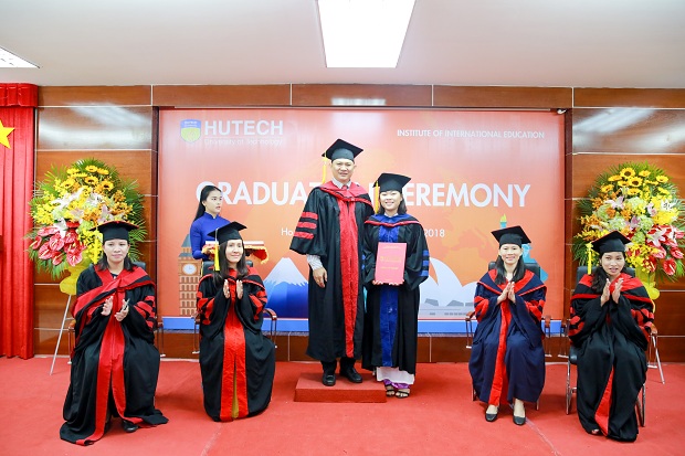 40 New Graduates Receive the Diploma of International - Standard Bachelor Training Program 59