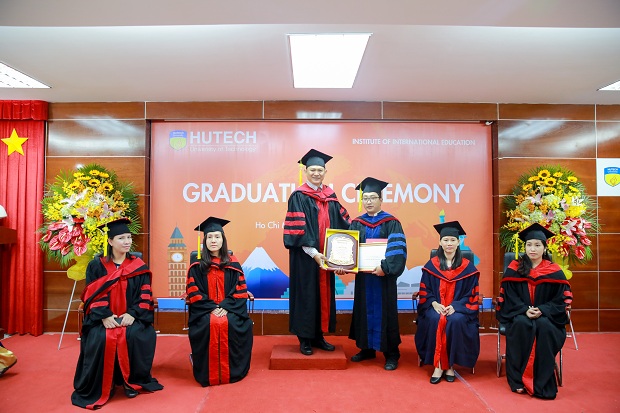 40 New Graduates Receive the Diploma of International - Standard Bachelor Training Program 34