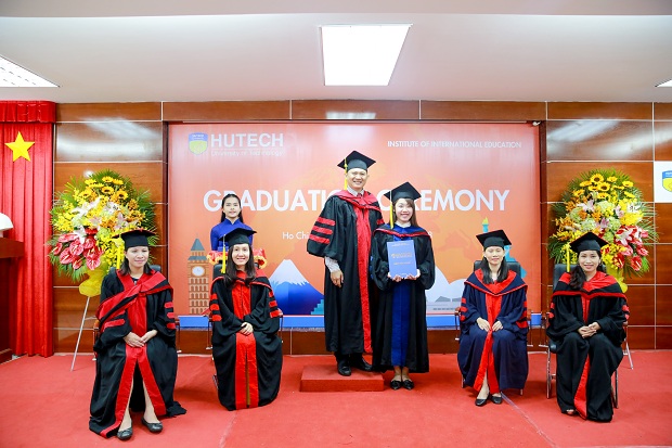 40 New Graduates Receive the Diploma of International - Standard Bachelor Training Program 62