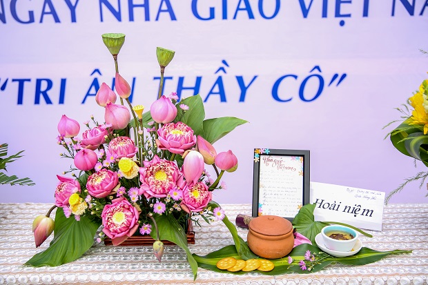 Students of the Faculty of Accounting, Finance, and Banking thank their teachers with beautiful flowers 87