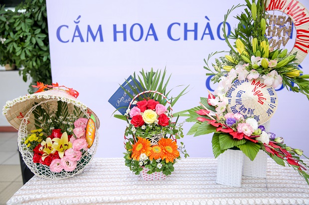 Students of the Faculty of Accounting, Finance, and Banking thank their teachers with beautiful flowers 90
