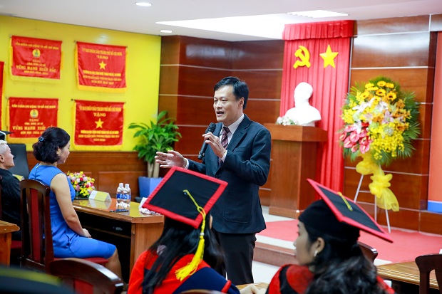Tân Cử nhân chương trình Đại học Đào tạo bằng tiếng Anh rạng rỡ trong ngày tốt nghiệp 78