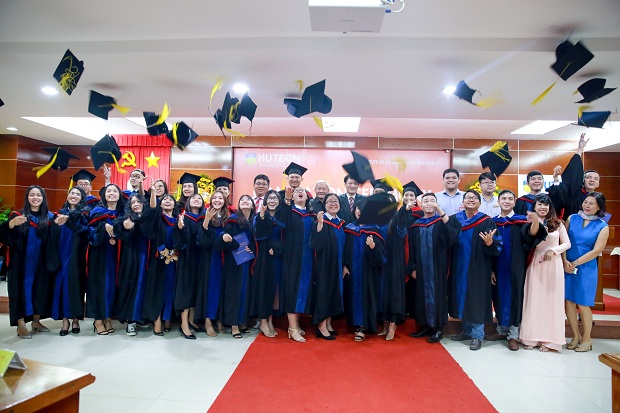 40 New Graduates Receive the Diploma of International - Standard Bachelor Training Program 80