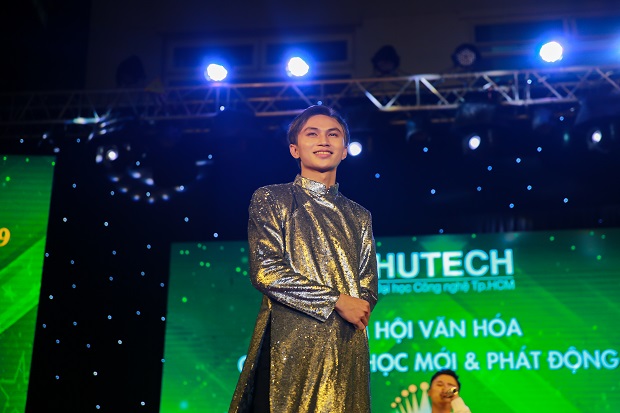 NTK Việt Hùng ra mắt BST áo dài Hoa của đất với dàn mẫu sinh viên HUTECH 47