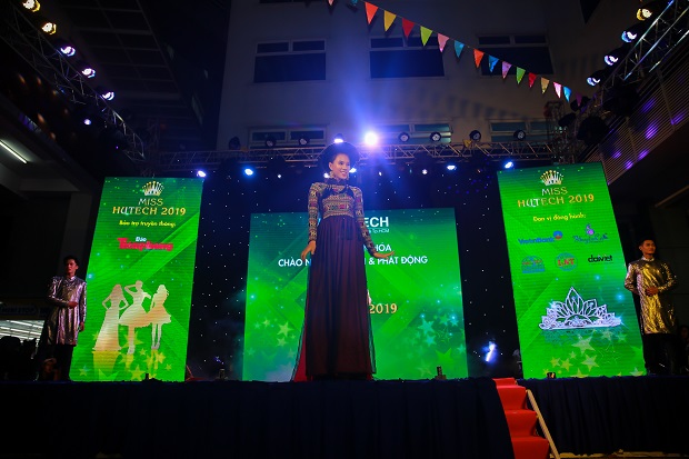 NTK Việt Hùng ra mắt BST áo dài Hoa của đất với dàn mẫu sinh viên HUTECH 50