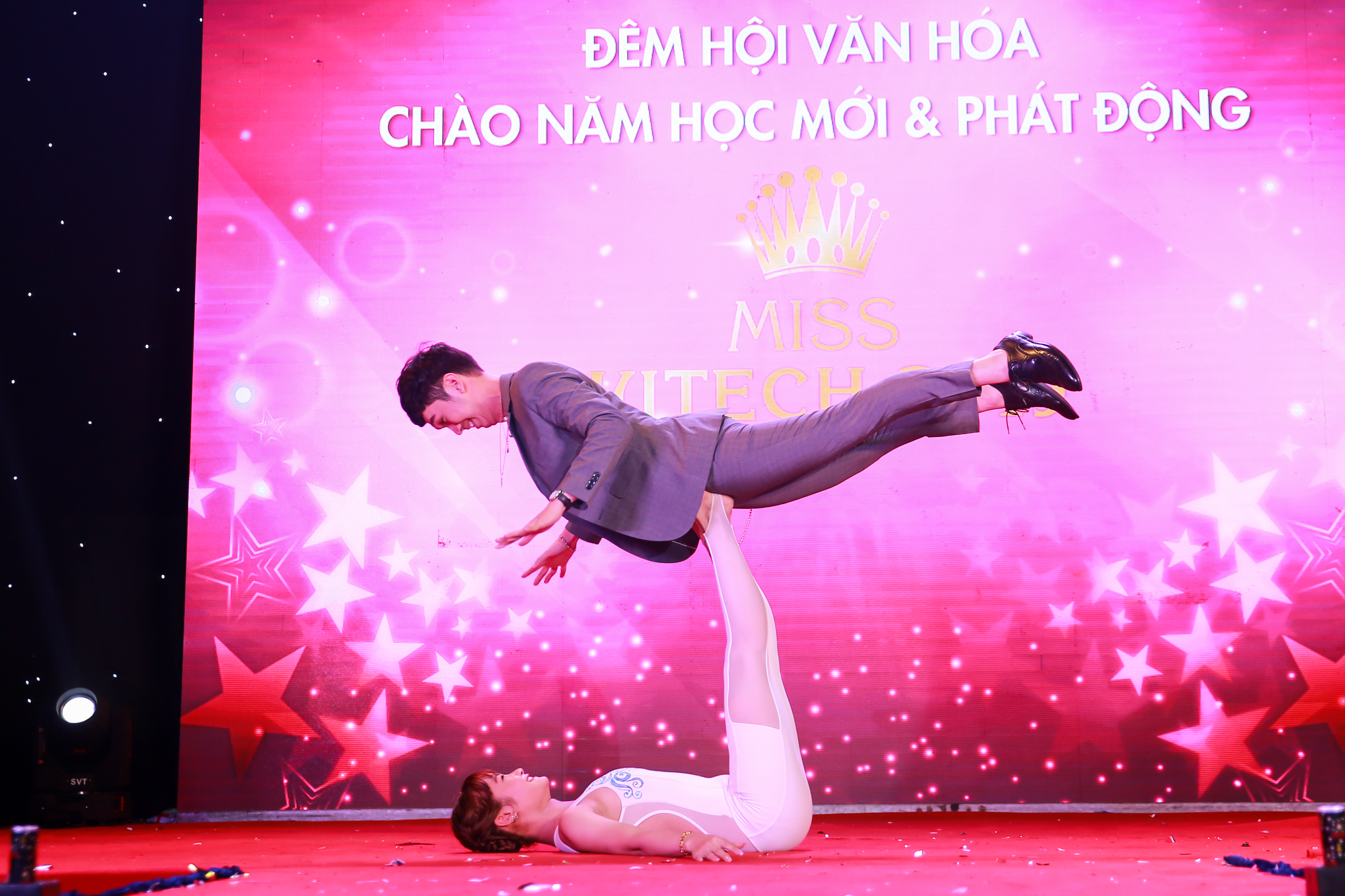 MC Minh Xù “tròn mắt” thán phục tài năng Yoga của sinh viên HUTECH 50