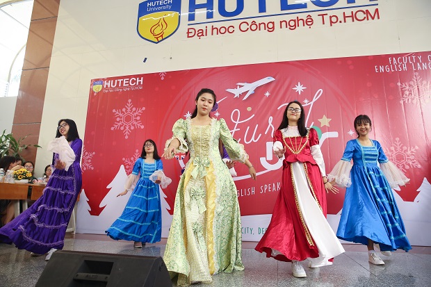 Bustling Cultural Day 2018 at HUTECH 76