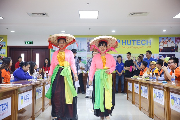 HUTECH students welcome members aboard the Ship for Southeast Asian and Japanese Youth Program 58