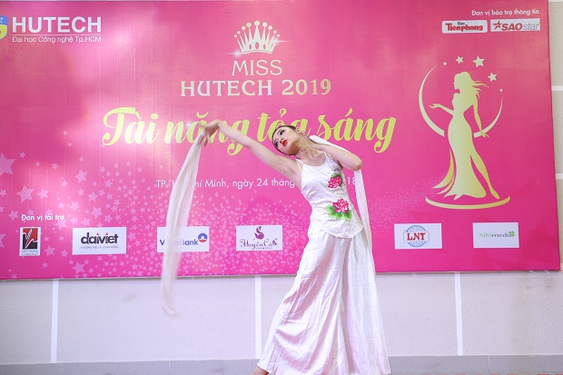 Loạt bất ngờ thú vị của TOP 40 Miss HUTECH tại phần thi “Tài năng tỏa sáng” 91