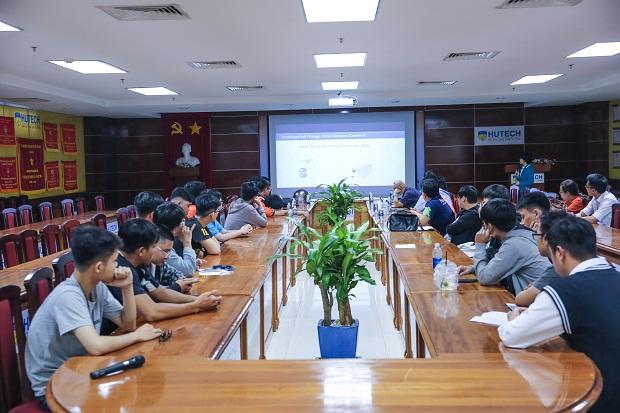 Sinh viên Viện Đào tạo Quốc tế HUTECH tìm hiểu kỹ thuật mã hóa với thiết bị IoT 16