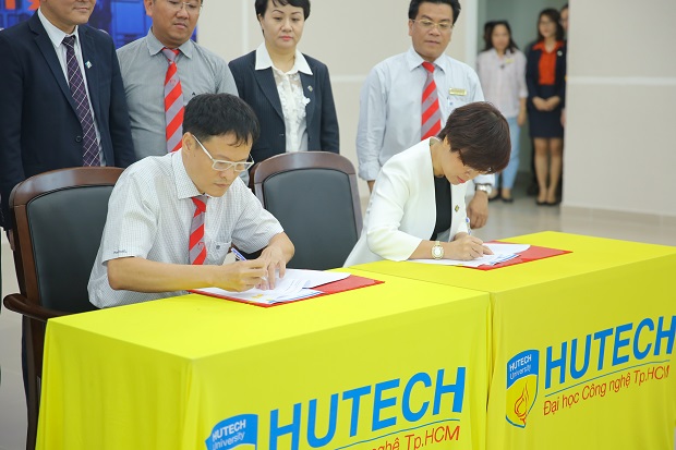 Sacombank and HUTECH signed cooperation program to train and recruit  potential trainees 2019 47