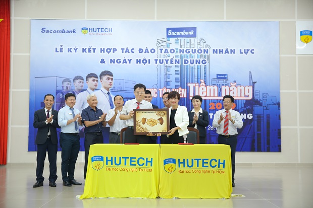 Sacombank and HUTECH signed cooperation program to train and recruit  potential trainees 2019 55