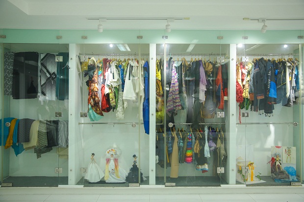 Hien Company sponsored wardrobes including raw materials for HUTECH students 33