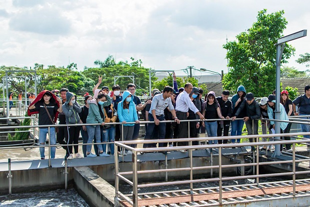 Environmental engineering students experience the real working environment at Tan Binh Industrial Park 30