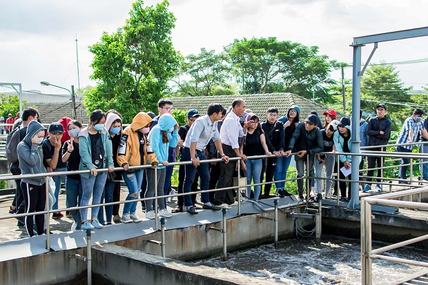 Environmental engineering students experience the real working environment at Tan Binh Industrial Park 33