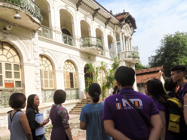 Sinh viên Kiến trúc HUTECH tìm hiểu kiến trúc của Biệt thự cổ 110 Võ Văn Tần 56