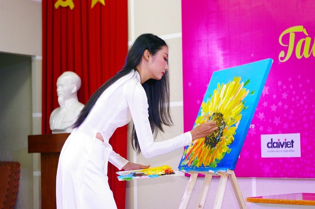 Loạt bất ngờ thú vị của TOP 40 Miss HUTECH tại phần thi “Tài năng tỏa sáng” 63