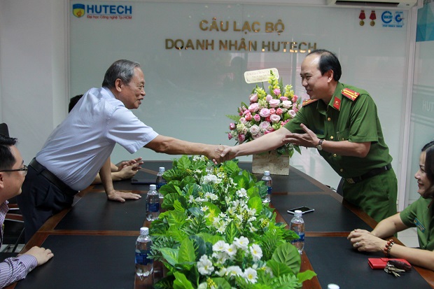 Nhiều đơn vị tặng hoa và chúc mừng HUTECH nhân ngày Nhà giáo Việt Nam 20/11 24